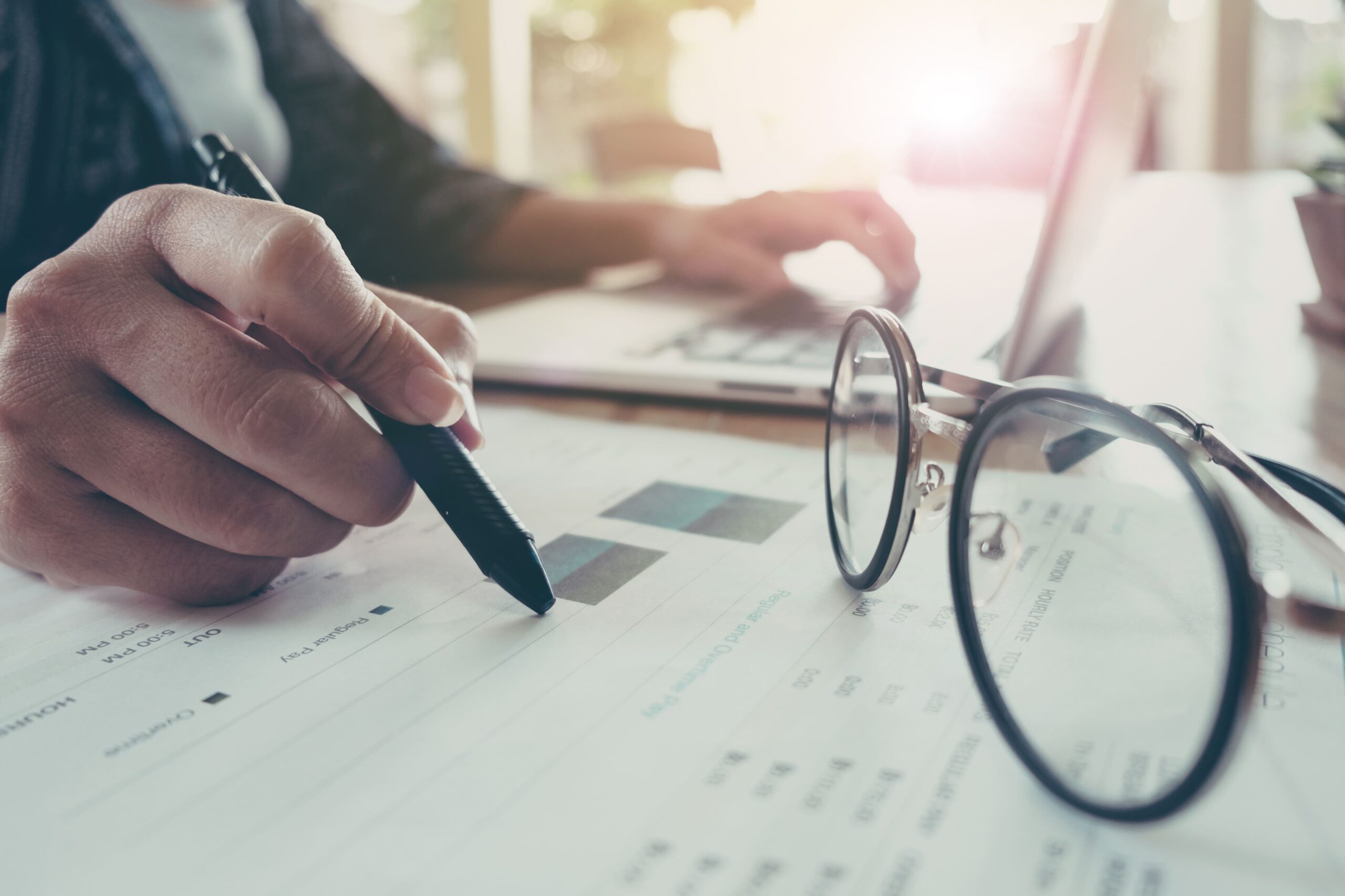 كل ما تحتاج إلى معرفته عن عقود العمل السعودية